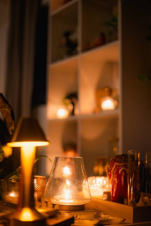 Vienkārši padomi, kā uzlabot mājas apgaismojumu un radīt siltu atmosfēru